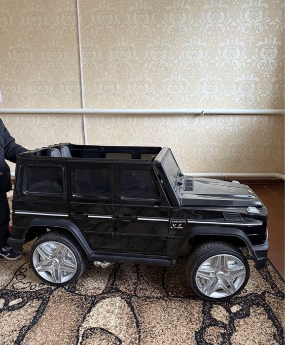 Дитячий електромобіль Mercedes-Benz AMG