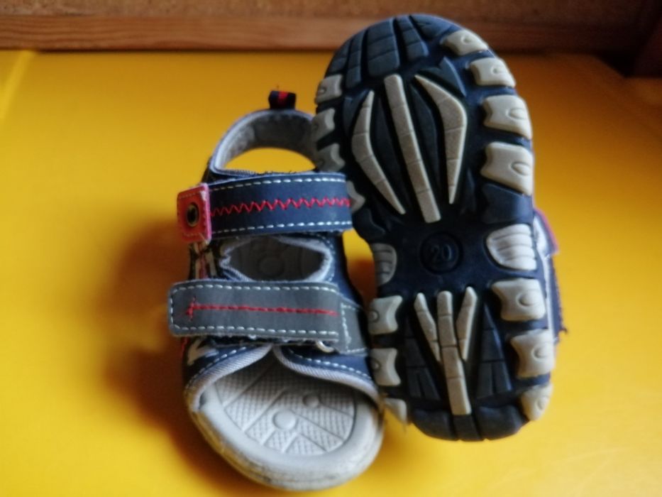 Sapatilhas/sandálias de criança tamanho 20/21/23,calçado