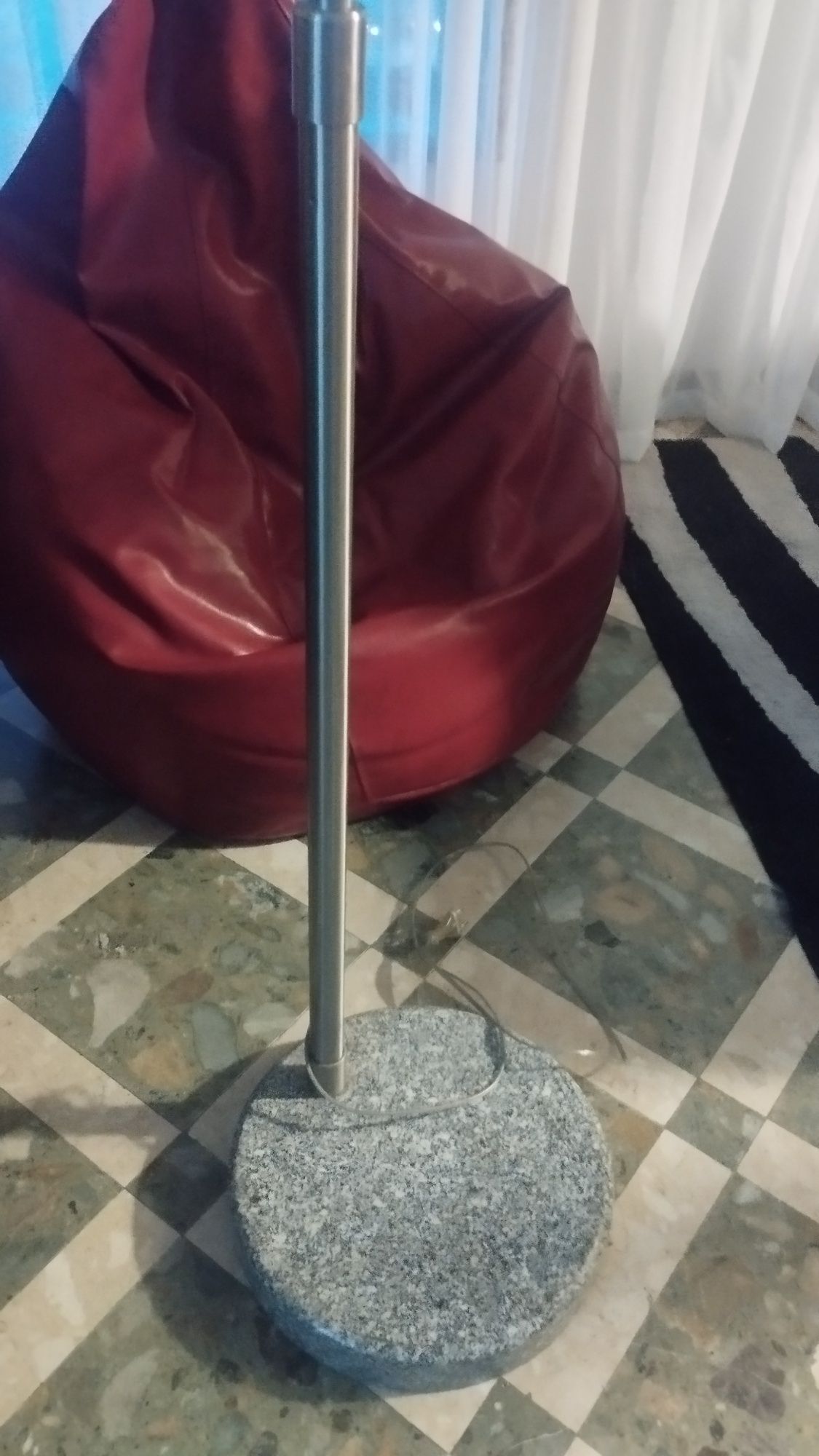 Candeeiro de pé alto