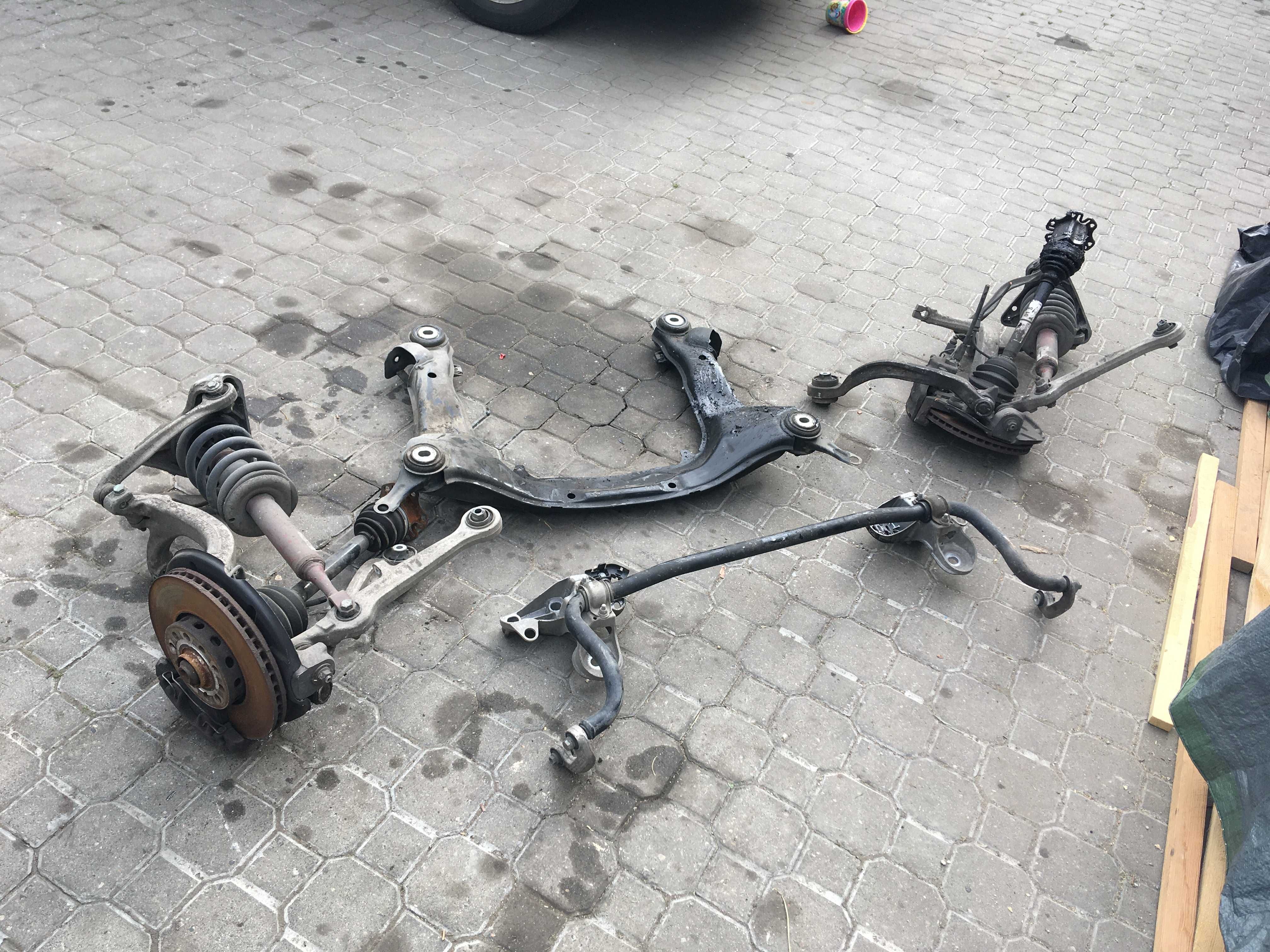 AUDI A4 B7 Zawieszenie przód przednie sanki Wózek belka trawers
