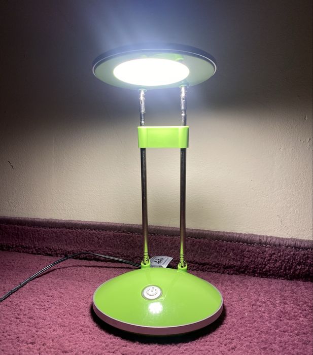 Zielona lampka na biurko