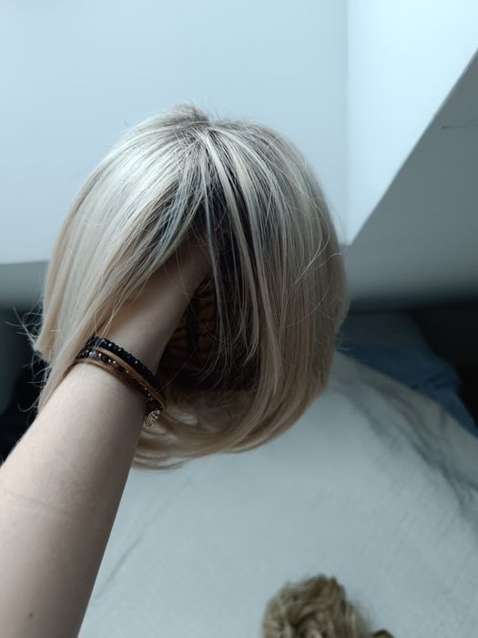 Peruka syntetyczna krótka