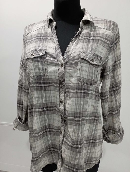 Koszula z ozdobnym krzyżem na plecach