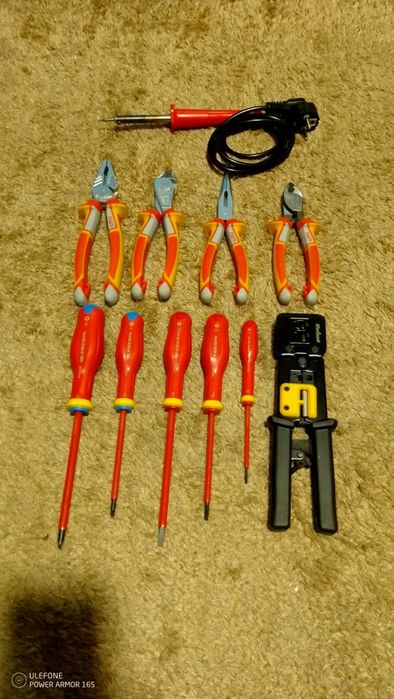 Ferramentas para electricidade os alicates e as chaves são novas