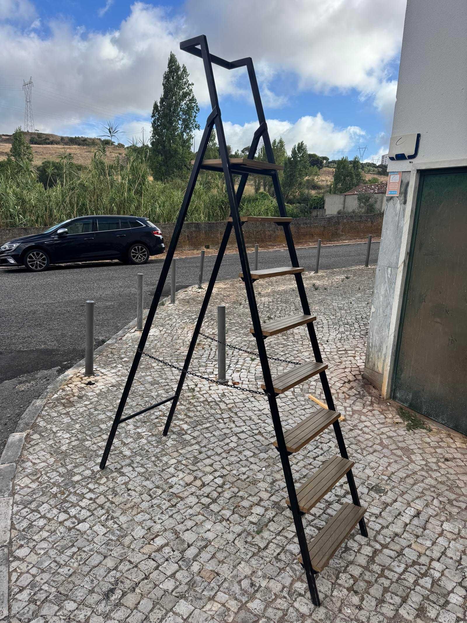 Escadote de ferro e madeira com 8 degraus