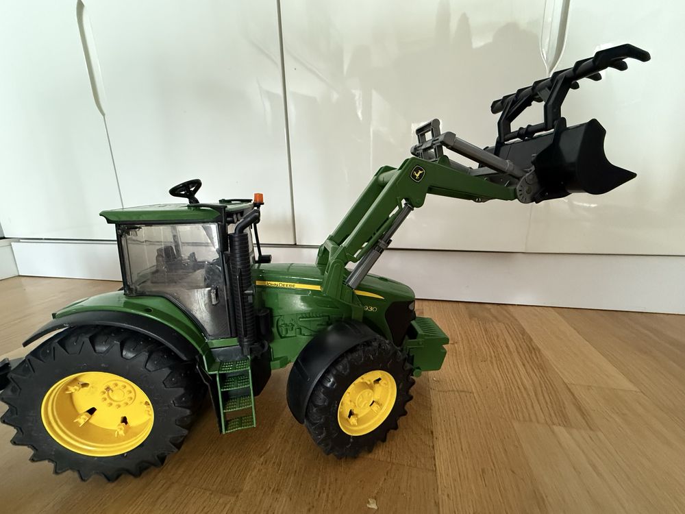 Ciagnik John Deere z ładowaczem i przyczepą Bruder