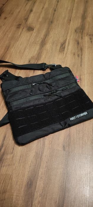 Сумка розмір 32-26 має дві кишені впереді і одну взаді сумки