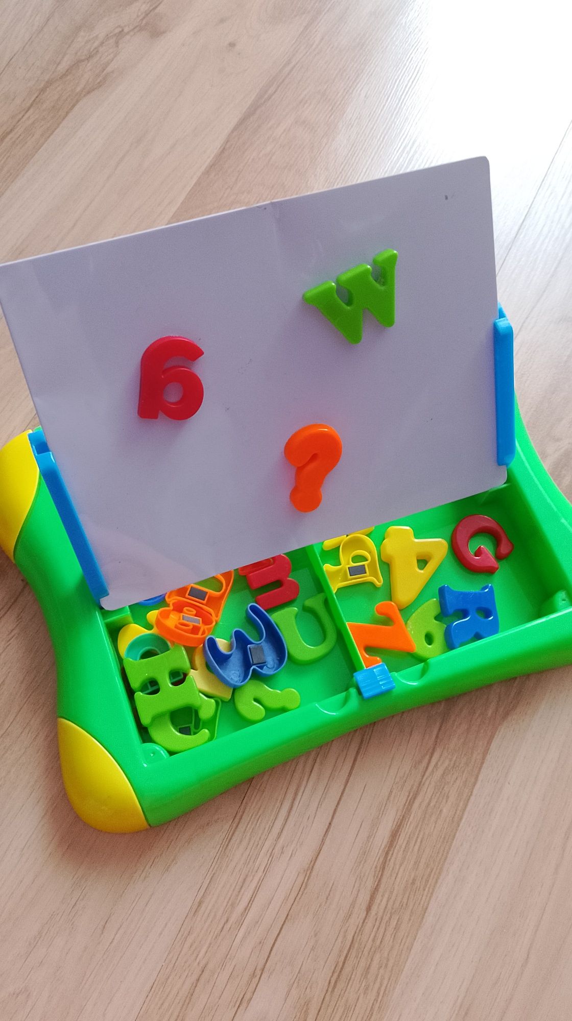 Tablica magnetyczna z literkami + literki do nawlekania