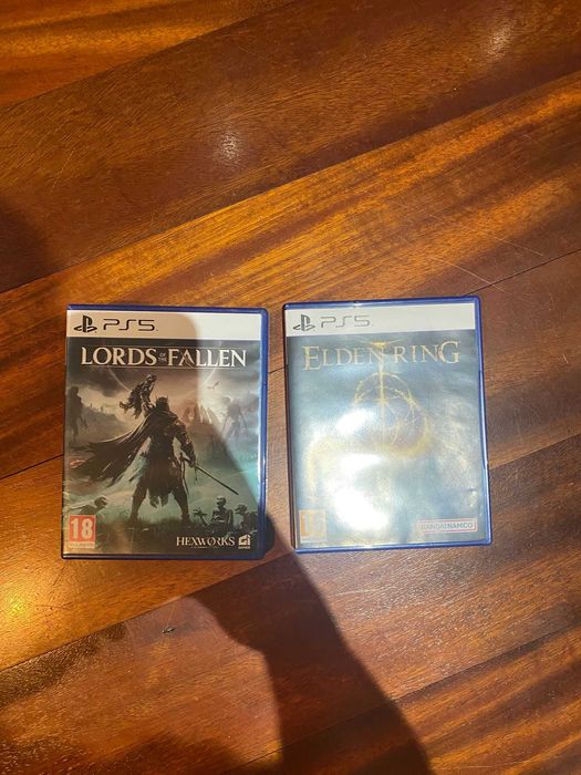 PS5 como nova, 2 comandos 2 jogos físicos e conta com jogos digitais