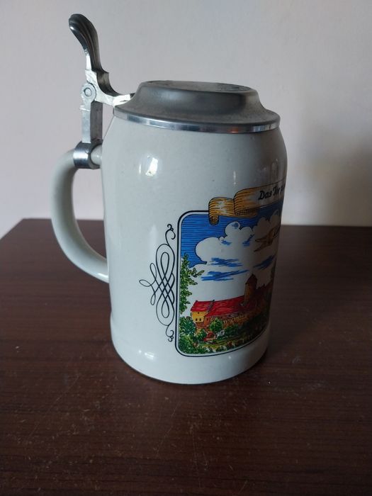 Ceramiczny kufel z cynową klapką "Lisberg", sygnowany.