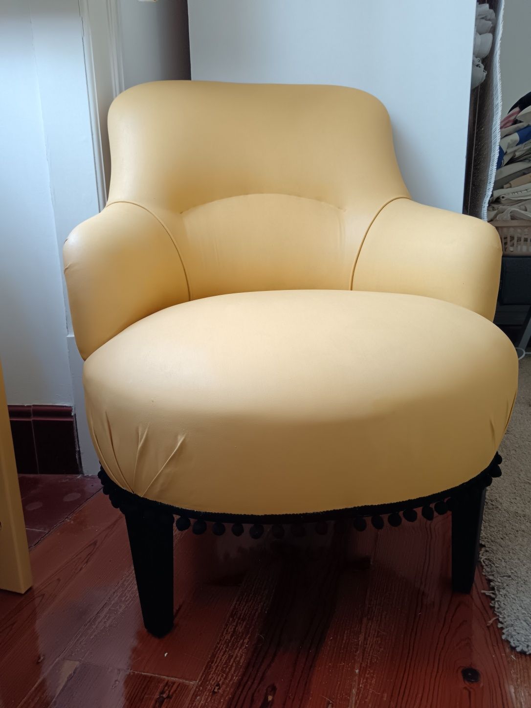 Senhorinha, cadeirão recuperado amarelo