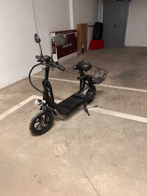 Trotinete eléctrico com banco