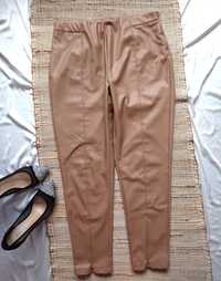 Kremowe, skórzane spodnie z zamkami
In the style