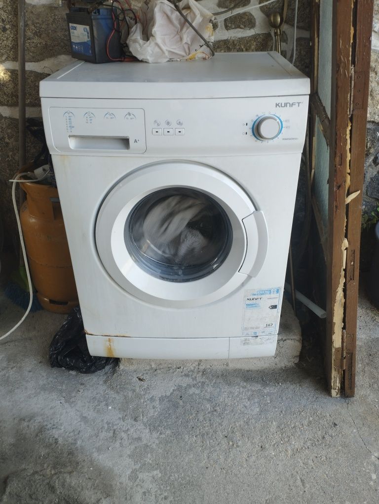 Máquina de lavar a funcionar