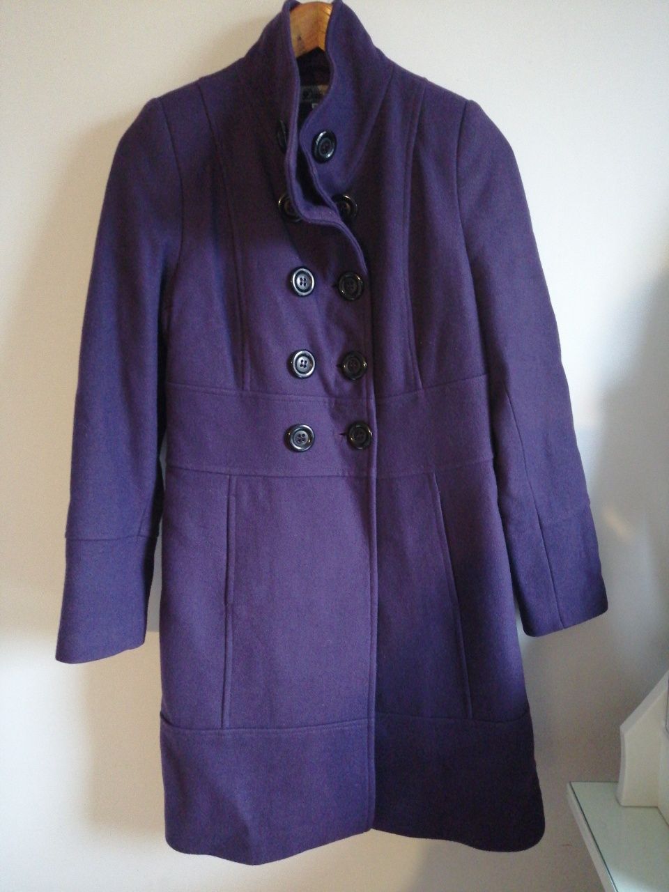 Fioletowy wełniany płaszcz