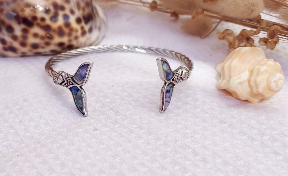 Pulseira de metal prateada com cauda de peixe