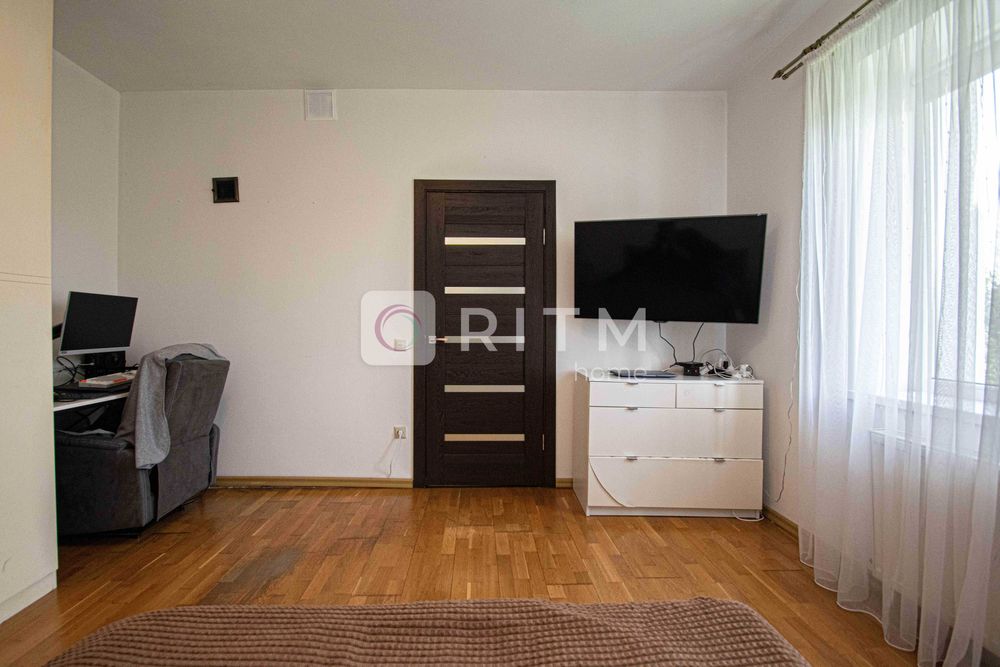 Продається  2-рівневий будинок з загальною площею 190м2