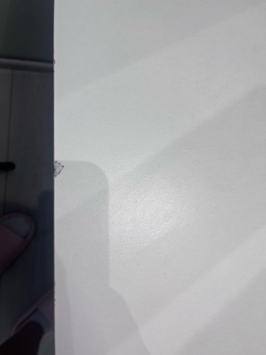 Białe biurko z szybą na blacie