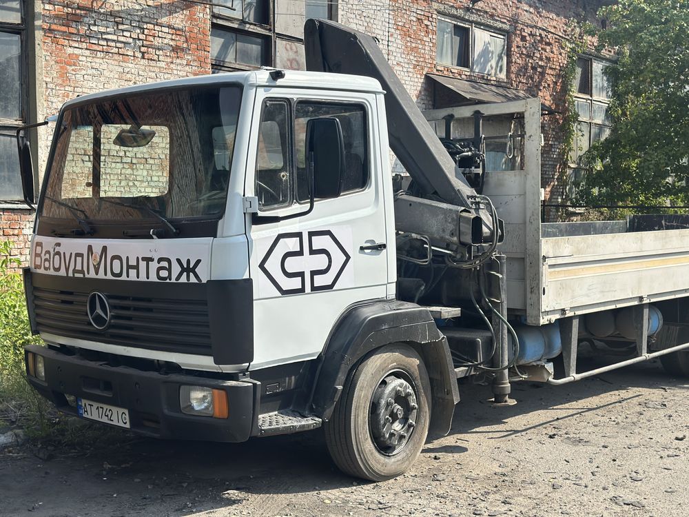 Вантажний автомобіль з кран-маніпулятором
