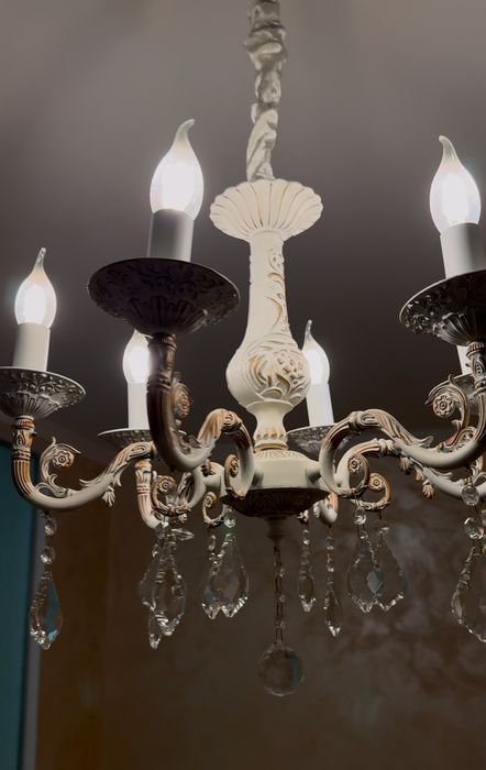 Продам очень красивую хрустальную  люстру