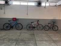 Bicicletas adulta e criança
