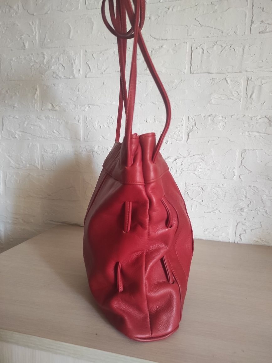 Женская кожаная сумка красного цвета