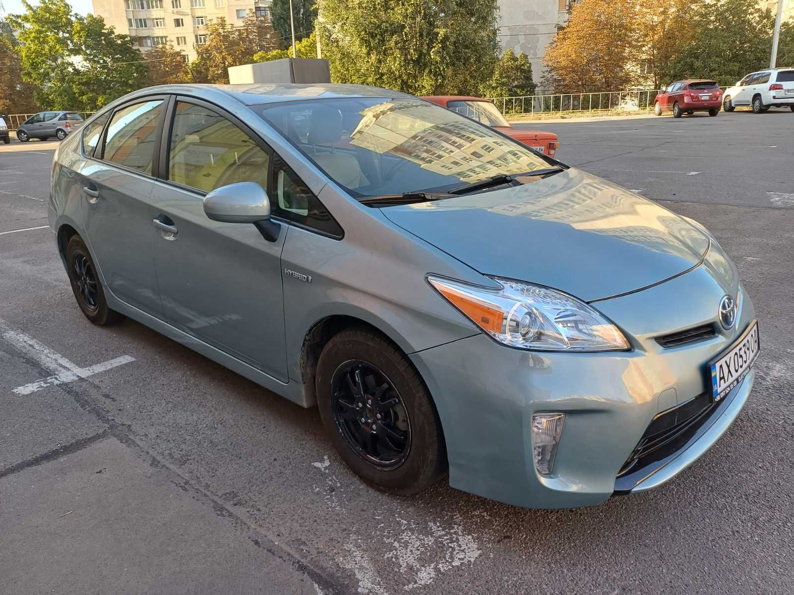 Продам Toyota Prius hybrid 2014