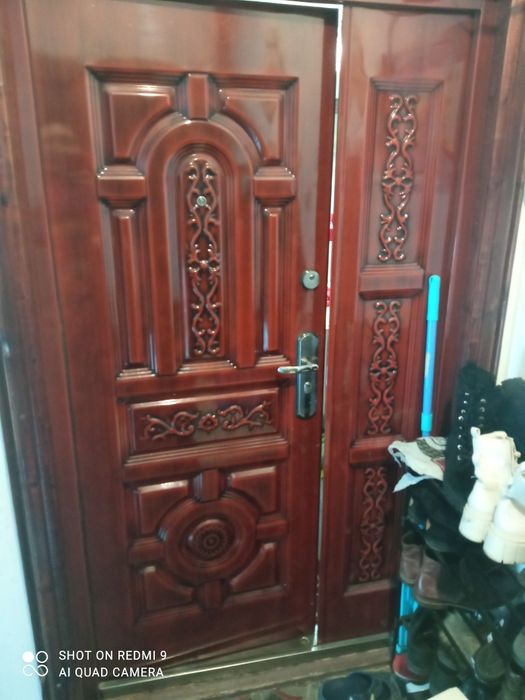 Drzwi wejściowe brązowe retro zdobienia metalowe