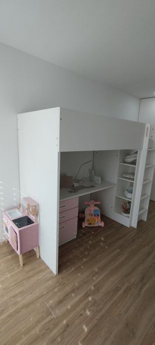Cama de criança com roupeiro e gavetas