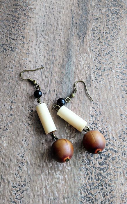 Brincos longos castanho bege preto