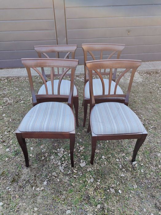 Komplet krzeseł drewnianych