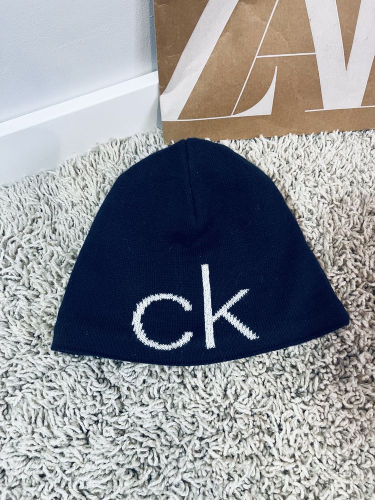 Czapka meska calvin klein granatowa z logo meska podszyta polarem
