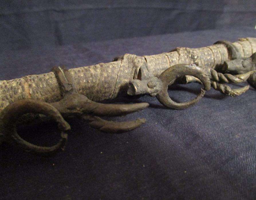 Cachimbo tribal cerimonial vintage pele de cobra bronze e madeira