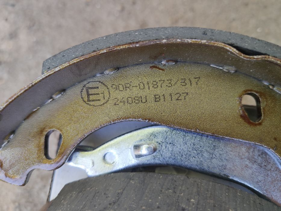 Продам гальмівні колодки Ferodo барабанні задні