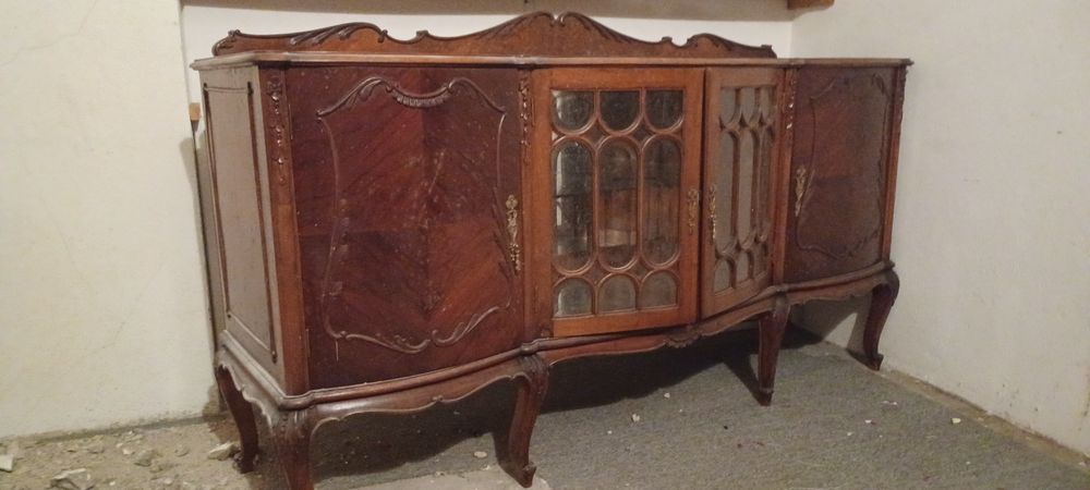 Aparador em madeira e vidro