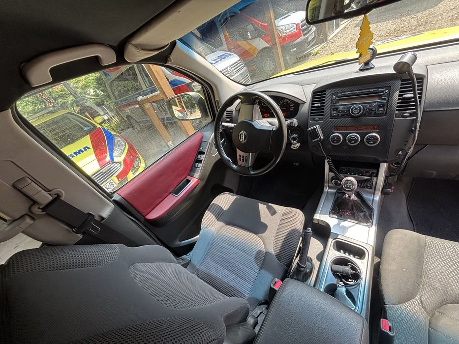 Nissan Pathfinder karetka ambulans 2010 rok