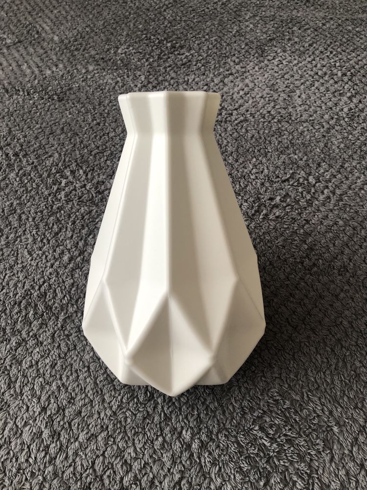 Biały wazon plastikowy