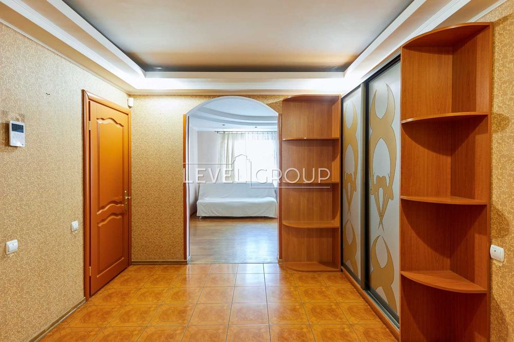 Продаж 3-кімнатної квартири з ремонтом вул. Анни Ахматової