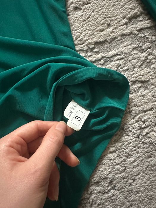 Асиметричне боді з вирізом на плечі