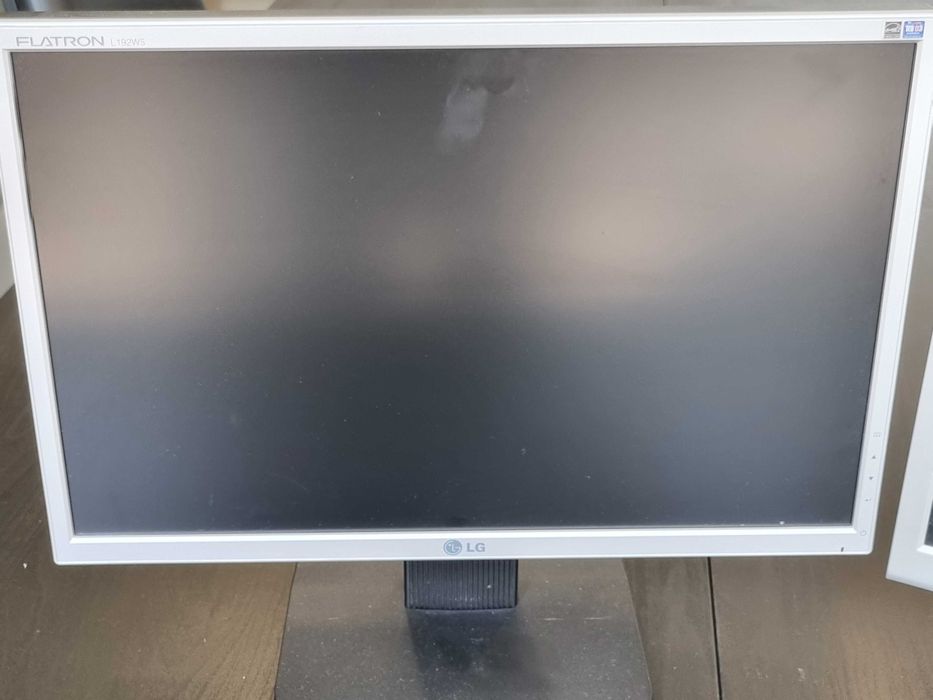 Conjunto de 2 Monitores (Samsung + LG) - 10 €, Vendo Rápido