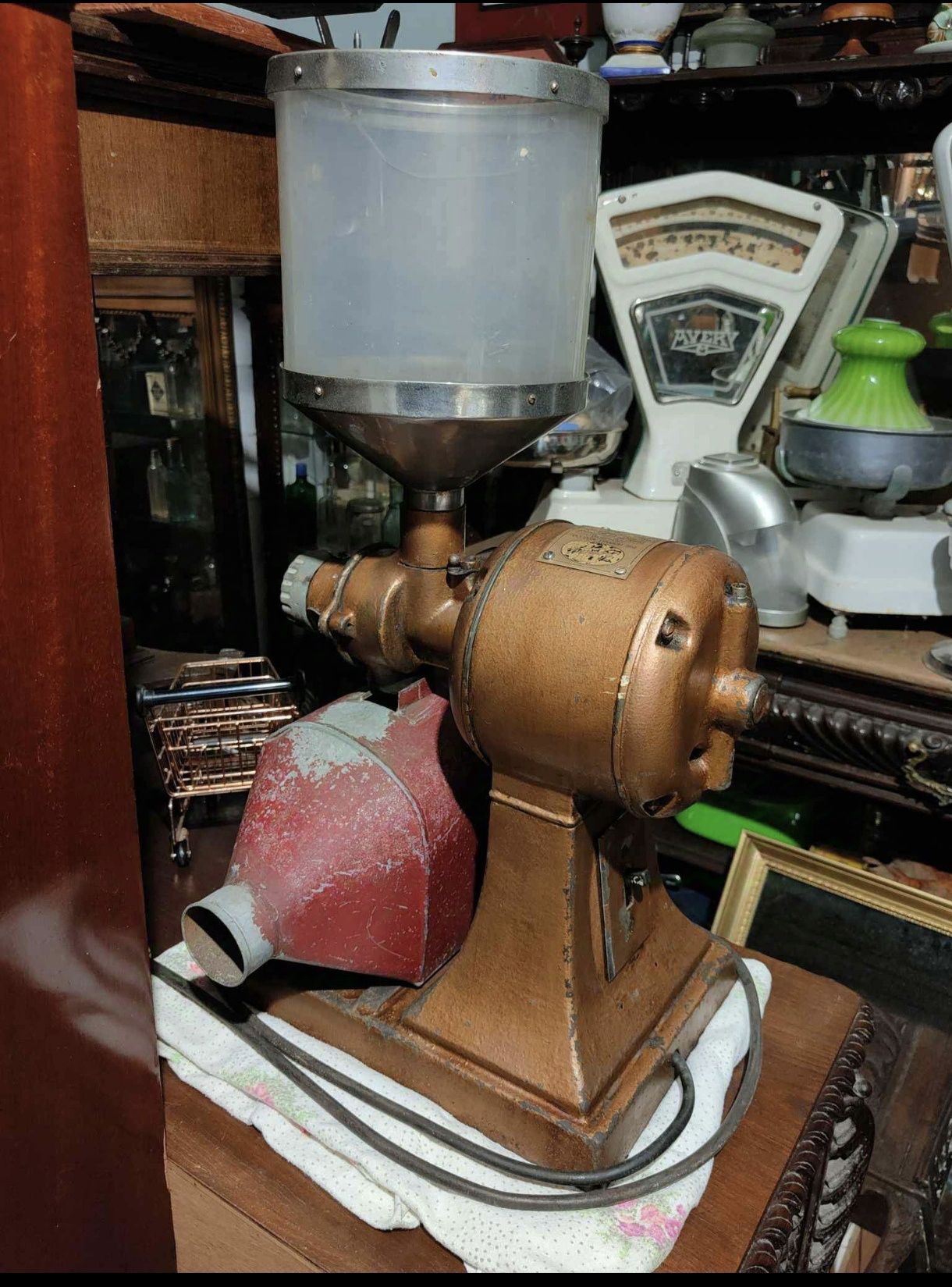Moinho de café antigo a funcionar