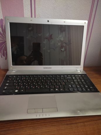 Ноутбук Samsung серого цвета