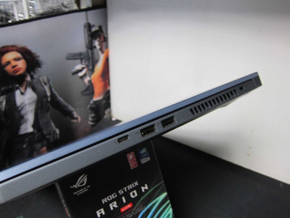 Asus Rog Zephyrus15.6"FHD 240Hz/RTX 2070 MaxQ 8 GB 256 Bit/ I7 10750H