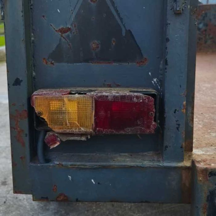 Reboque Automóvel com Pneu Suplente