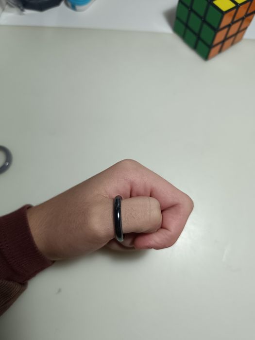 Anel cinzento escuro