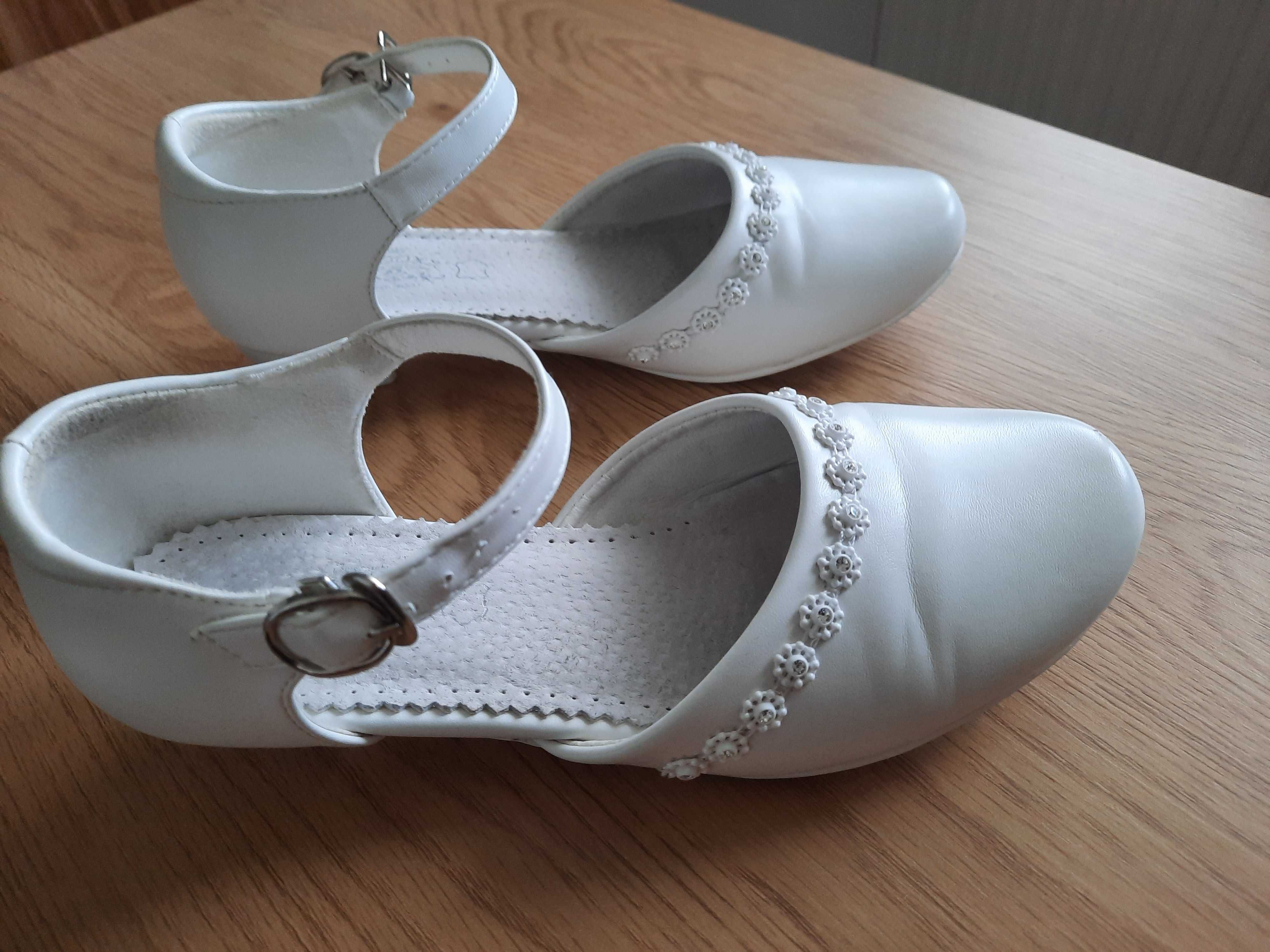 Białe buty komunijne dla dziewczynki 36