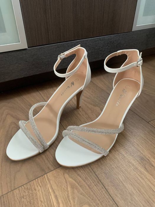 Босоніжки на підборі білі