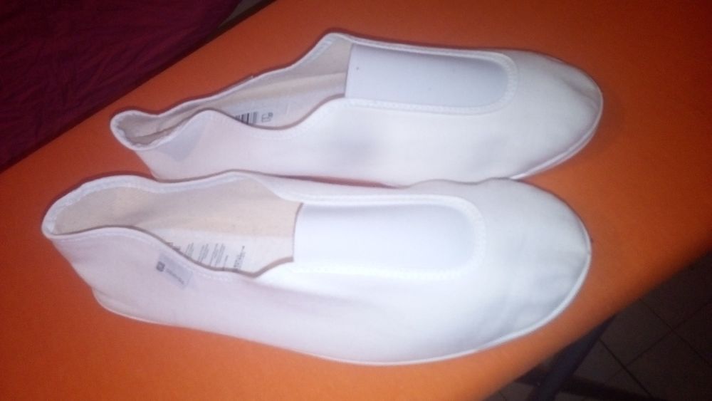 Sapatilhas brancas novas, número 43 Domyos