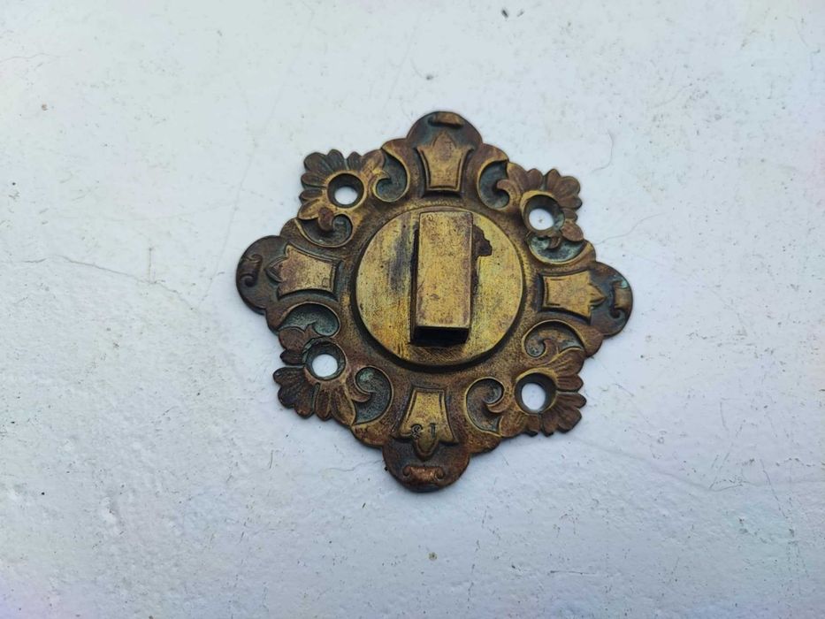 Secesyjny mosiężny szyld do kinkiet do pianina