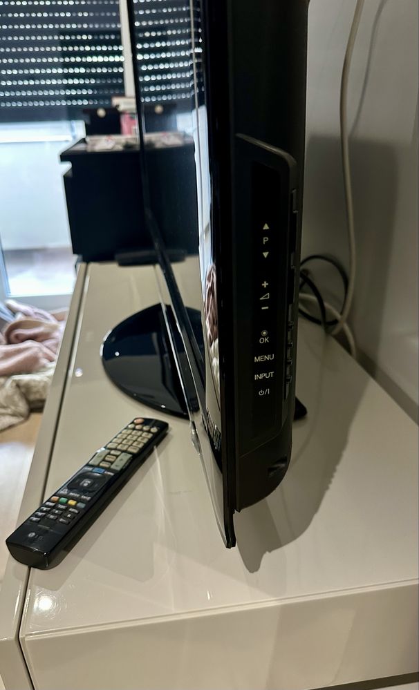 TV LCD 42” marca LG - com base giratória - Otimo estado